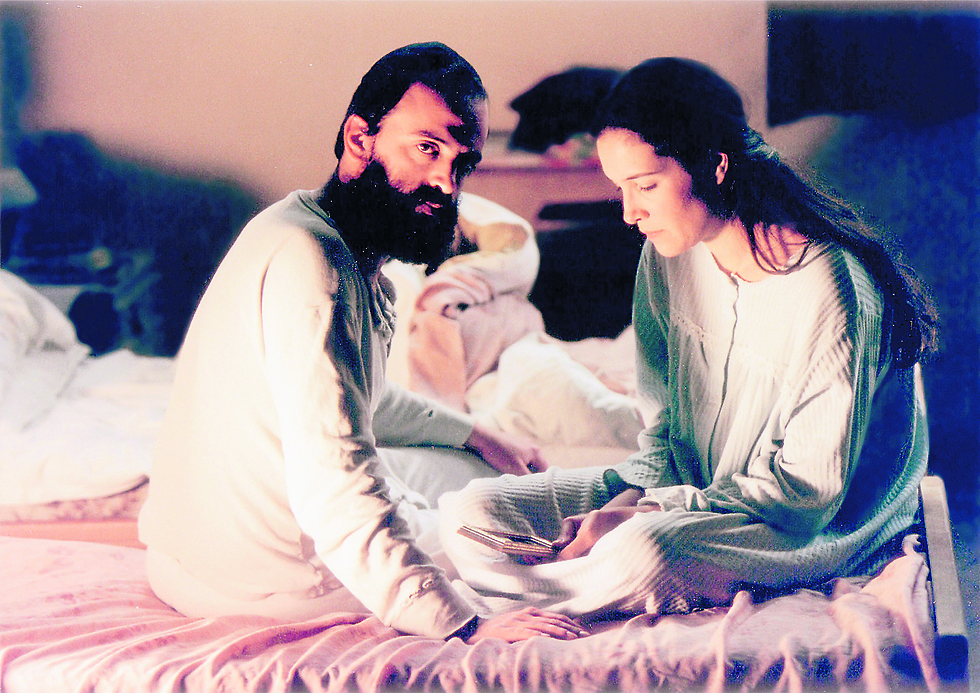 תמונה של יורם חטב עם יעל אבקסיס מתוך &quot;קדוש&quot;