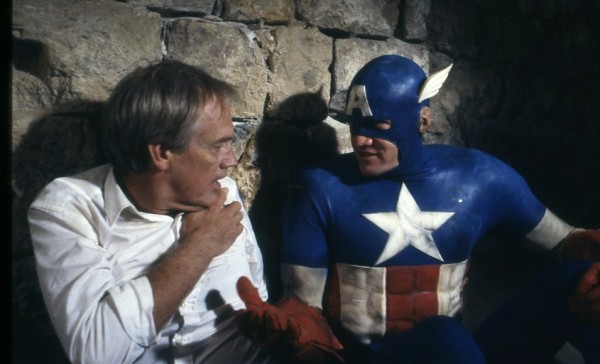 תמונה של רוני קוקס עם מאט סלינג'ר מתוך &quot;קפטן אמריקה&quot;