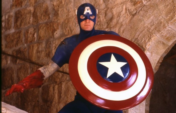 תמונה של יוני המנחם עם מאט סלינג'ר מתוך &quot;קפטן אמריקה&quot;