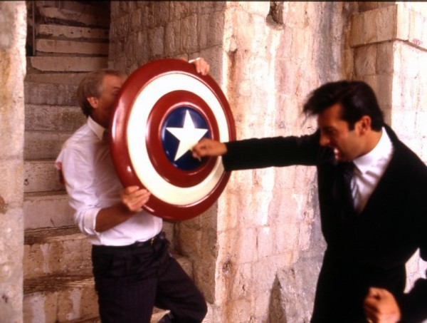 תמונה של רוני קוקס מתוך &quot;קפטן אמריקה&quot;