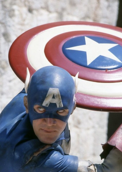תמונה של יוני המנחם עם מאט סלינג'ר מתוך &quot;קפטן אמריקה&quot;