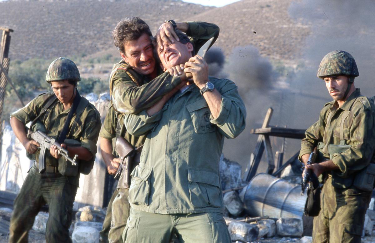 תמונה של סטיב אינווד עם מייקל דודיקוף מתוך &quot;מגן אנושי&quot;