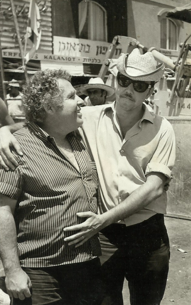 תמונה של דוד גורפינקל עם דוד קורדובה, יוסף "בומבה" צור מתוך &quot;תעלת בלאומילך&quot;