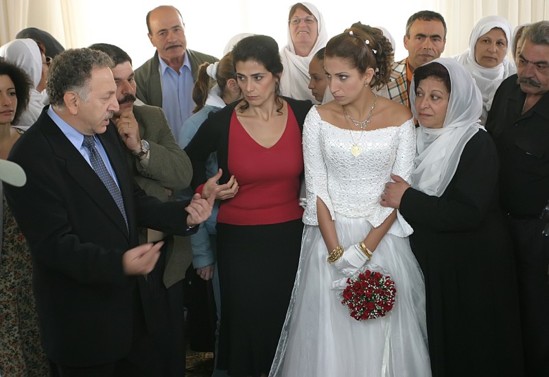 תמונה של מכרם ח'ורי עם קלרה ח'ורי, היאם עבאס מתוך &quot;הכלה הסורית&quot;