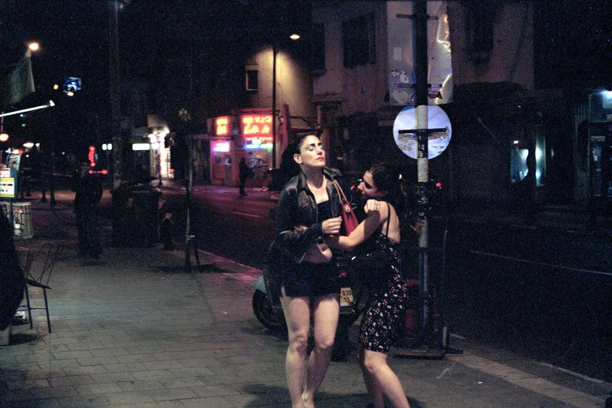 תמונה של רונית אלקבץ עם דאנה איבגי מתוך &quot;אור&quot;