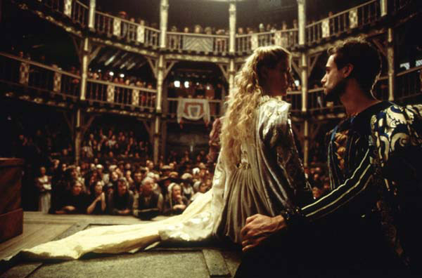 תמונה של גווינת' פאלטרו עם ג'וזף פיינס מתוך &quot;שייקספיר מאוהב&quot;
