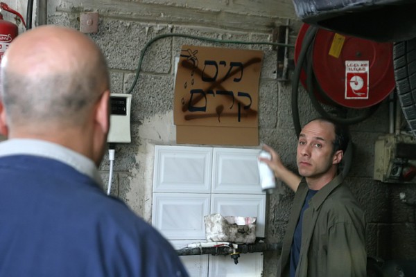 תמונה של יוני המנחם עם דרור קרן מתוך &quot;אביבה אהובתי&quot;