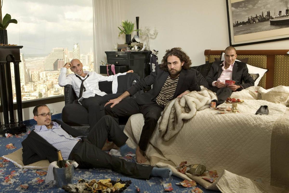 תמונה של אסף הראל עם אסי כהן, מאור כהן, ערן זרחוביץ' מתוך &quot;מסודרים&quot;