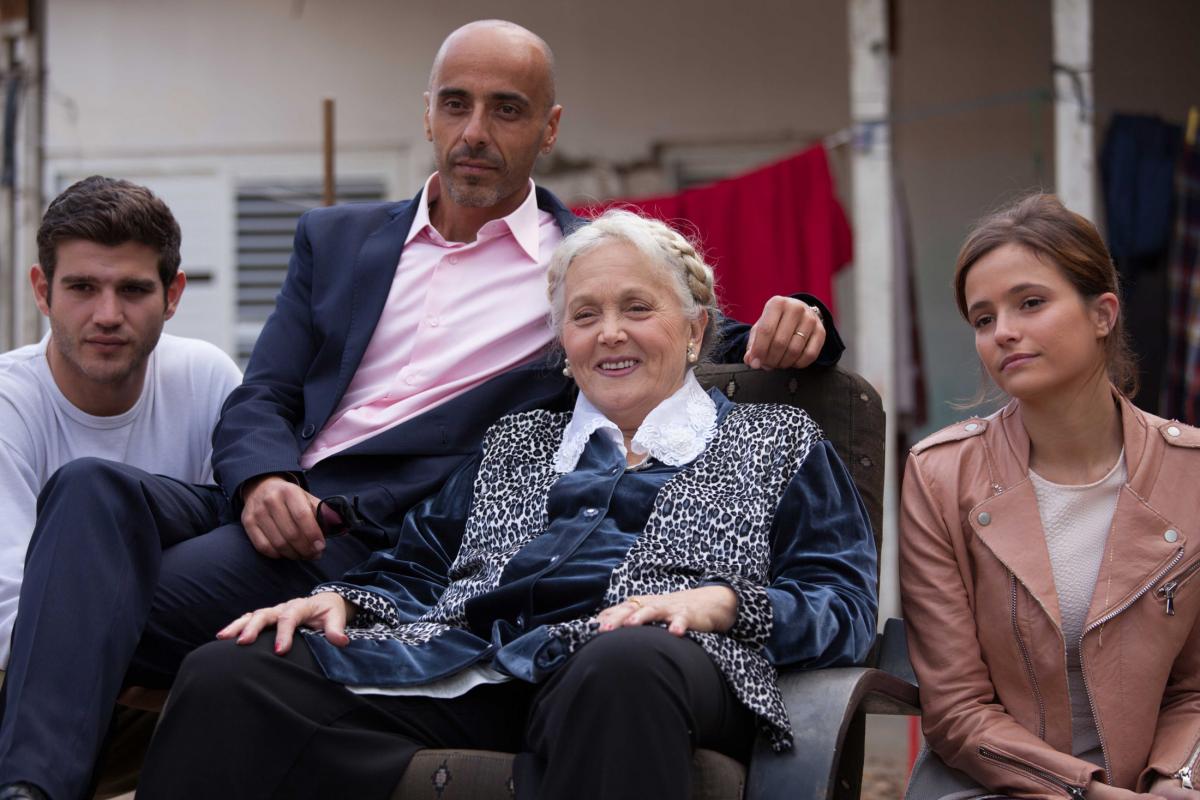 תמונה של ליהי קורנובסקי עם מירי אלוני, אלי פיניש, מאור שוויצר מתוך &quot;להרוג את הסבתא&quot;