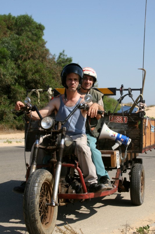 תמונה של אסנת קרסנסקי עם אלון אבוטבול, משה איבגי מתוך &quot;אצבע אלוהים&quot;