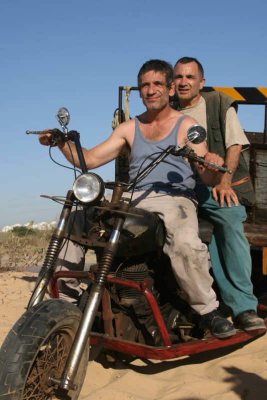 תמונה של משה איבגי עם אלון אבוטבול מתוך &quot;אצבע אלוהים&quot;