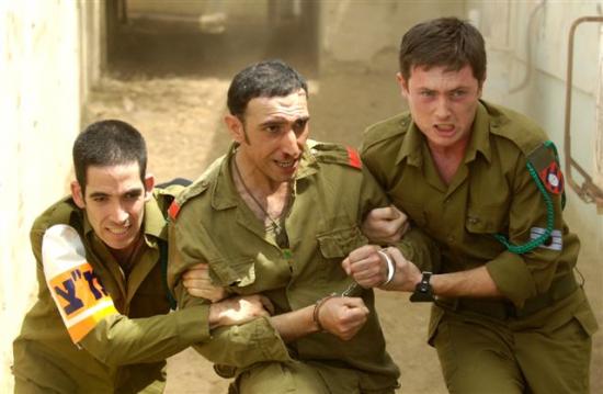 מימין: הנרי דוד וסשה אגרונוב. מתוך הבודדים. צילום: יוסי צבקר מתוך הבודדים. צילום: יוסי צבקר
