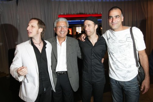 מימין לשמאל: יורם טולדנו, דרור קרן, משה אדרי (המפיק) וליאון פרודובסקי (הבמאי). צילום: רפי דלויה.