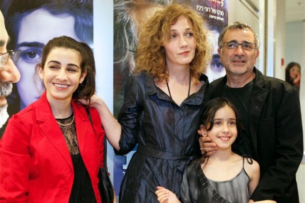 למטה: מאיה כהן; מימין לשמאל: משה איבגי, יבגניה דודינה ודאנה איבגי. מתוך הפרימיירה של היו לילות.